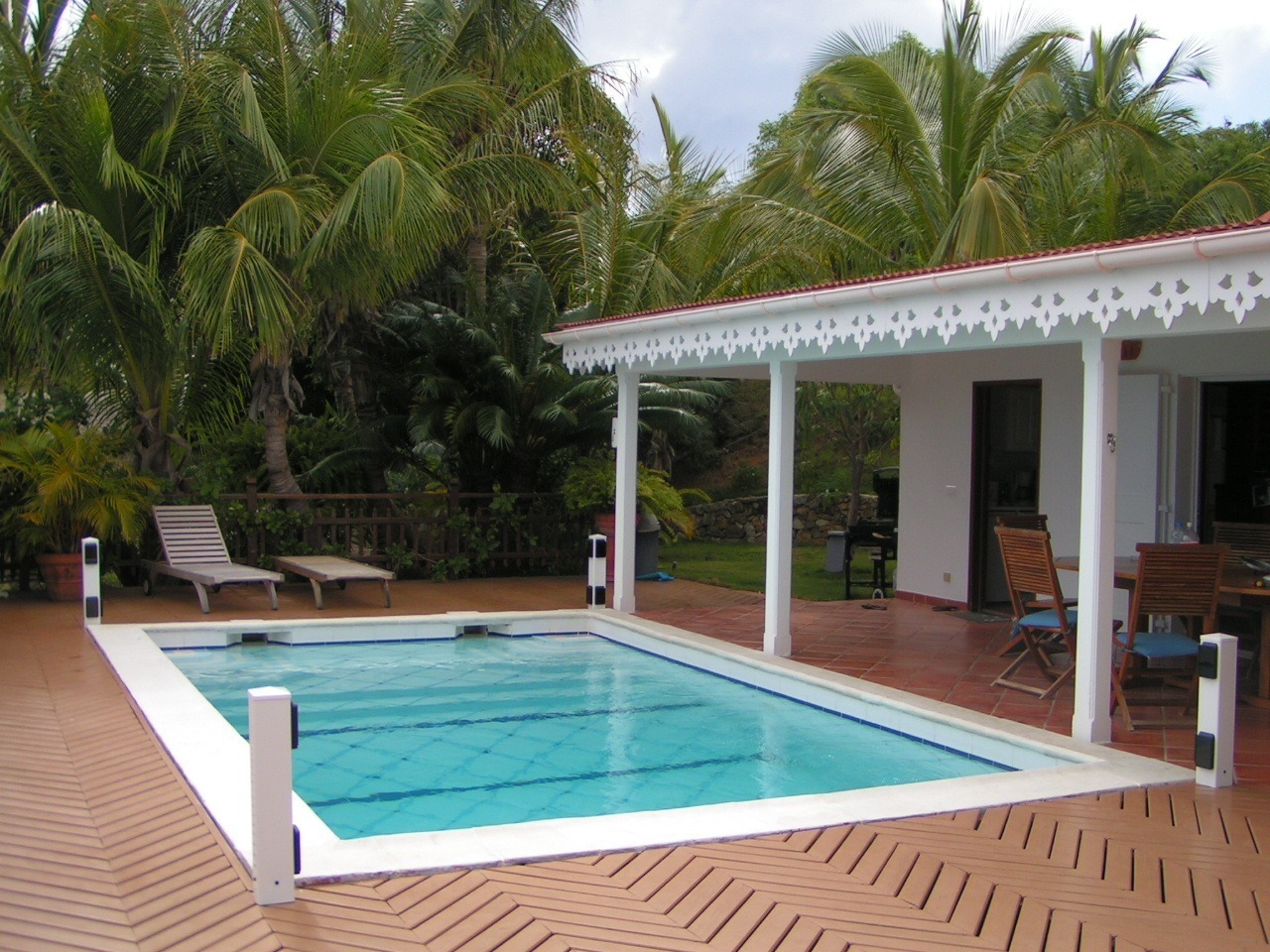 Piscine familiale sécurisée par une alarme Firstinnov